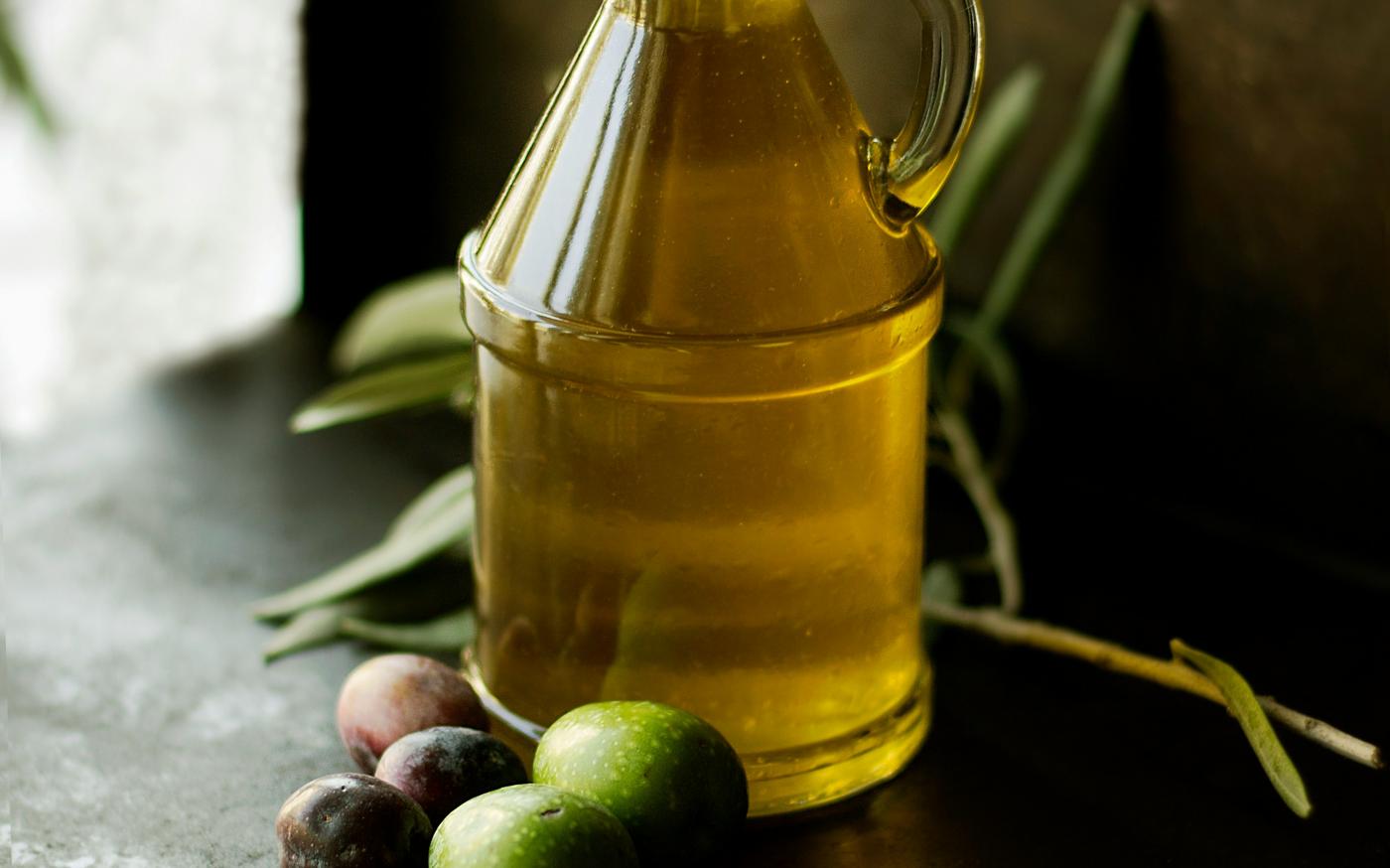 clear glass cruet bottle by Roberta Sorge courtesy of Unsplash.