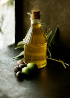 clear glass cruet bottle by Roberta Sorge courtesy of Unsplash.