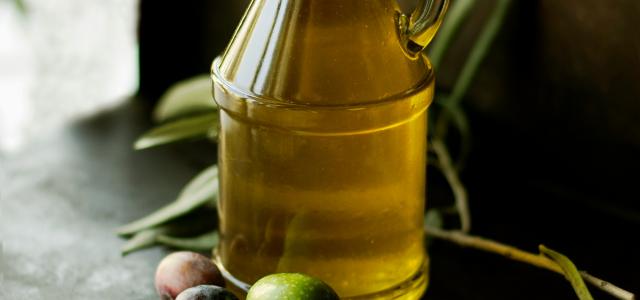 clear glass cruet bottle by Roberta Sorge courtesy of Unsplash.